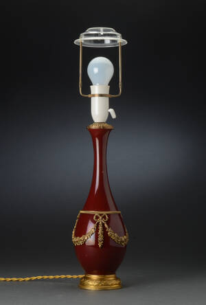 Bordlampe af porcelæn med bronzemonteringer, ca. 1900