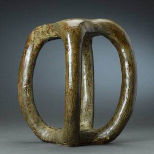 Keramisk objekt i form af skammel