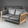 To- og tre-personers sofa med stel af bøg. 2