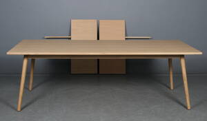 Poul M. Volther. Spisebord af eg, to tillægsplader, model C35C. 3 