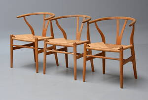 Hans J. Wegner. Tre Y-stole af eg, model CH-24 samt tre læderhynder 6
