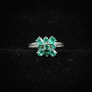 Ring, 18 k. Med 9 st. Gröna stenar