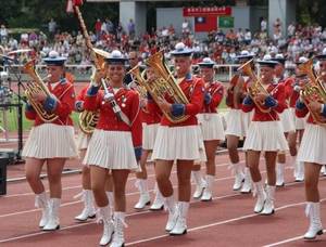 Greve Pigegarde, som kommer ud og underholder med musik.