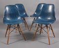 Charles Eames Sæt på fire DSW skalstole i blå glasfiber 4