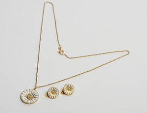 Halskæde af 14 kt. guld, med Georg Jensen Margueritvedhæng af forgyldt sterling sølv, samt Lund øreclips af forgyldt sterling sølv