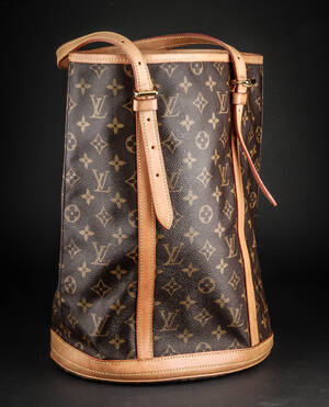 Louis Vuitton. Skuldertaske. Monogram canvas. Model Bucket. Denne vare er sat til omsalg under nyt varenummer 4281713