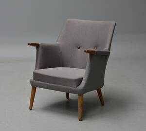 Dansk møbelproducent nypolstret lænestol med negle af teak Denne vare er sat til omsalg under nyt varenummer 4658042