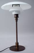 Poul Henningsen. Tischlampe Modell PH 32, Jubiläumsmodell mit Schaft und Fuß aus brüniertem Messing, für Louis Poulsen