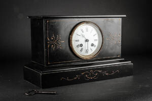 Kaminur af sort marmor ca. 1900