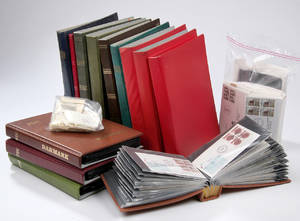 En samling FDC samt album med frimærker.