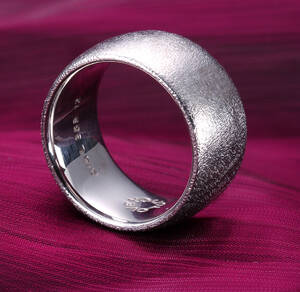 Ole Lynggaard. Bred LOVE ring af 14 kt. satineret hvidguld