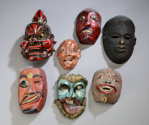 En samling masker af bemalet træ, 1900-tallet 7