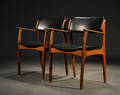 Erik Buch. Par armstole af teak m. sort skai 2
