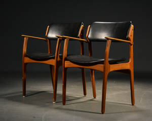 Erik Buch. Par armstole af teak m. sort skai 2