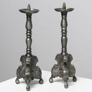 LJUSSTAKAR, ett par, tenn, barockstil