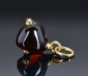 Pomellato. Vedhæng af 18 kt guld med granathjerte Denne vare er sat til omsalg under nyt varenummer 4906281