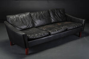 Dansk møbelproducent. Tre-pers. sofa, sort læder Denne vare er sat til omsalg under nyt varenummer 4884719