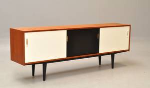 Dansk Møbelproducent. Lav skænk i teak. 1950erne