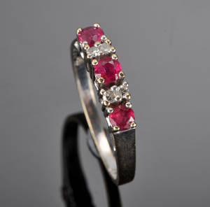 Rubin og diamantring - 0.08 ct.