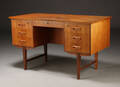 Dansk møbelproducent. Fritstående skrivebord, teaktræ