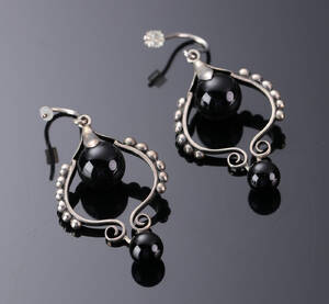 Georg Jensen. Et par ørelokker af sterlingsølv