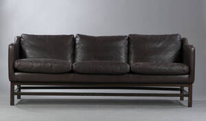 Dansk møbelproducent. Tre-pers. sofa, brunt læder