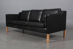 Stouby. Tre-pers. sofa, model Eva, sort læder.