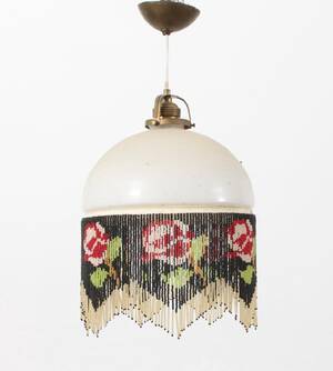 Taklampa med pärlfrans, 1900-talets första hälft