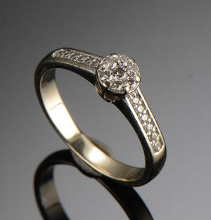 Hvidgulds ring i 14 kt. prydet med brillanter - 0.22 ct.