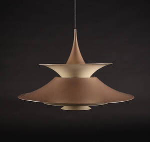 Erik Balslev. Radius pendel af brunlakeret aluminium