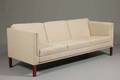 Dansk møbelproducent. 3-pers. sofa i lyst uld
