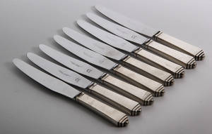 Harald Nielsen for Georg Jensen. Pyramide otte frokostknive med skafter af sterlingsølv 8