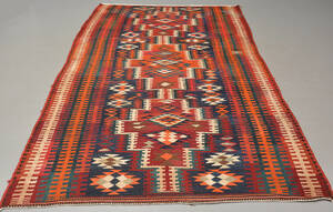 Kelim tæppe på rød bund. Ca. 320 x 172 cm