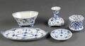Royal Copenhagen. Fem dele porcelæn, musselmalet, helblonde