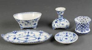 Royal Copenhagen. Fem dele porcelæn, musselmalet, helblonde