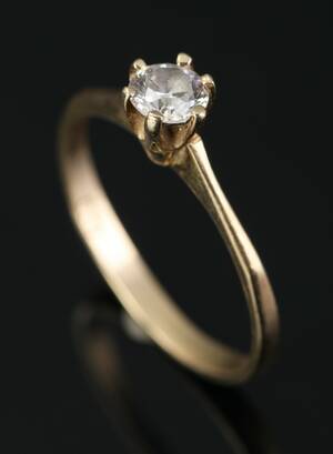 Solitairering af 14 kt guld med glassten
