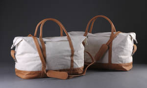 Mads Bruun Collection. To weekendtasker af lys canvas med cognacfarvet læder 2