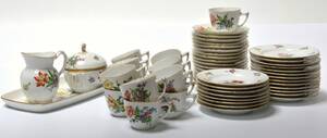 BG. Kaffestel af porcelæn dekoreret med blomster56