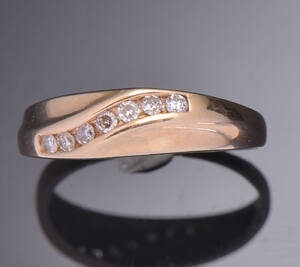 Ring af 14 kt guld med syv brillanter ca  alt  0.17 ct. 