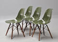 Charles Eames. Sæt på fire skalstole i armygrøn glasfiber, model DSW 4