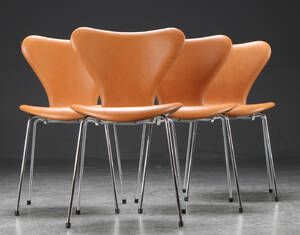 Arne Jacobsen. Fire syverstole model 3107, cognacfarvet læder 4 