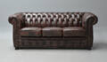 Chesterfield-stil. Tre-pers. sofa betrukket med dybhæftet og sømbeslået læder