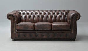 Chesterfield-stil. Tre-pers. sofa betrukket med dybhæftet og sømbeslået læder
