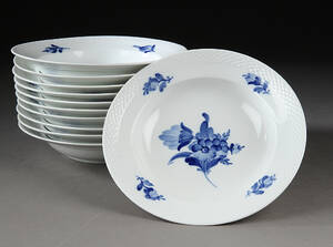 Kongeligt Porcelæn  Royal Copenhagen. Blå Blomst flettet 11 små dybe tallerkener, nr. 108105 11 Denne vare er sat til omsalg under nyt varenummer 4460603