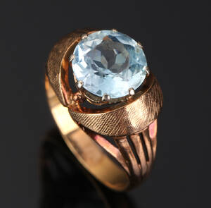 Ring i 14 kt guld prydet med en syntetisk blå spinel. 