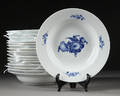 Kongeligt Porcelæn  Royal Copenhagen. Blå Blomst flettet 16 dybe middagstallerkener, nr. 108107 16
