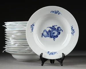 Kongeligt Porcelæn  Royal Copenhagen. Blå Blomst flettet 16 dybe middagstallerkener, nr. 108107 16
