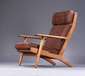 Hans J. Wegner. Højrygget lænestol af egetræ, model GE - 290A