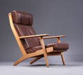 Hans J. Wegner. Højrygget lænestol af egetræ, model GE - 290A