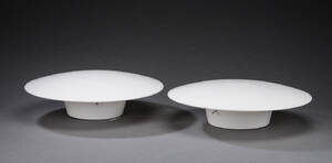 Arne Jacobsen. Et par AJ Eklipta loftvæglamper i hvidt opal glas. 2 